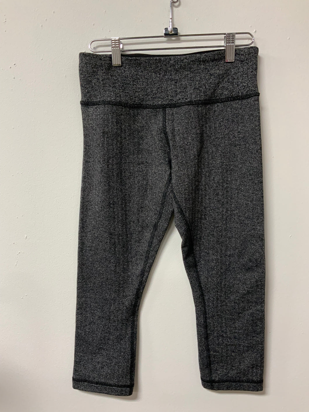 Lululemon (6) grey & black capri