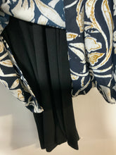 Load image into Gallery viewer, Suzanne (S) blk gold crm cold shoulder
