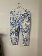 Load image into Gallery viewer, Ethyl (16) wh blu flower capri NWT
