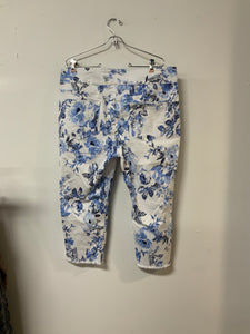 Ethyl (16) wh blu flower capri NWT