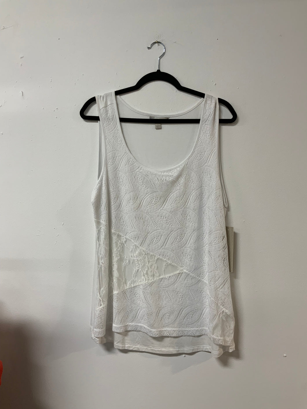 Laura (L) white lace front tank NWT