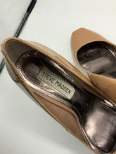 Load image into Gallery viewer, Steve Madden (7) tan high heel
