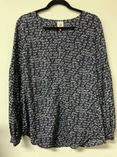 Load image into Gallery viewer, CAbi (M) lavender word long sleeve top
