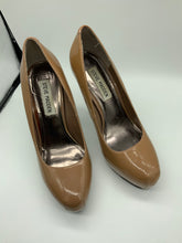 Load image into Gallery viewer, Steve Madden (7) tan high heel
