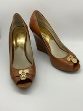 Load image into Gallery viewer, Michael Kors (7.5) brown , gold lock, open toe
