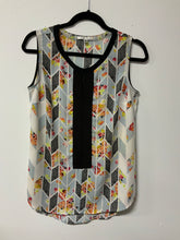 Load image into Gallery viewer, Cabi (XS) wh blk trim flwr tank
