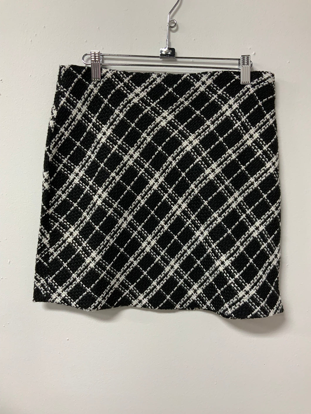 Gilli (M) black & cream plaid cream skirt NWT