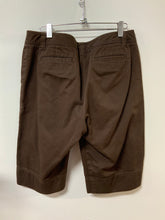Load image into Gallery viewer, Cabi (8) brn Bermuda shorts
