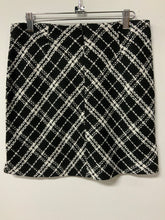 Load image into Gallery viewer, Gilli (M) black &amp; cream plaid cream skirt NWT
