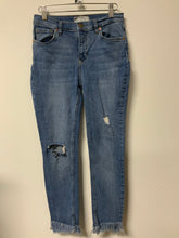 Load image into Gallery viewer, Free People (28) fray hem jean
