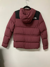 Load image into Gallery viewer, North Face (S) maroon &amp; black puffer coat
