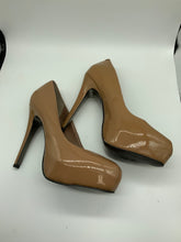 Load image into Gallery viewer, Steve Madden (7) tan high heel
