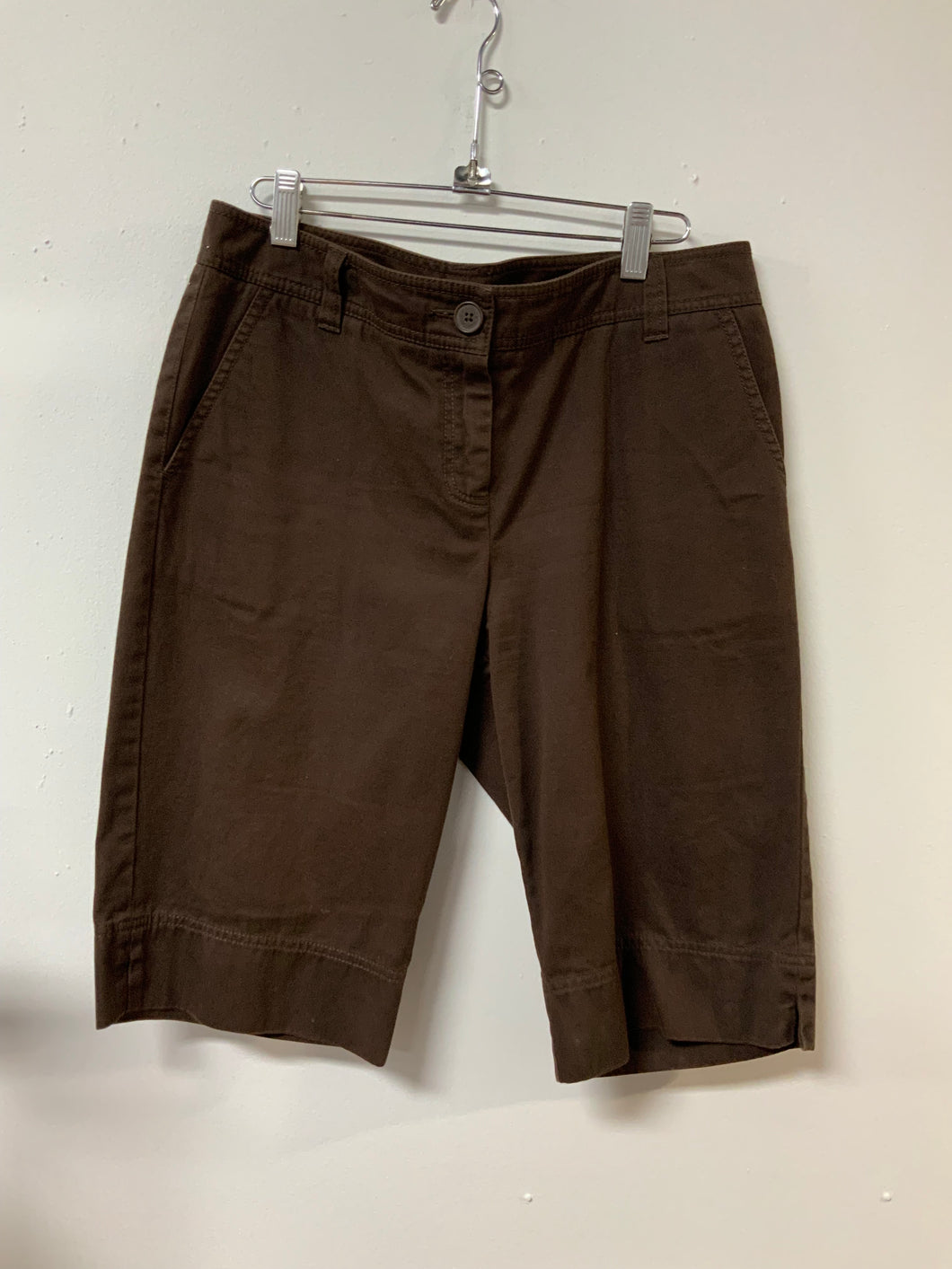 Cabi (8) brn Bermuda shorts