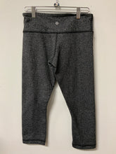 Load image into Gallery viewer, Lululemon (6) grey &amp; black capri
