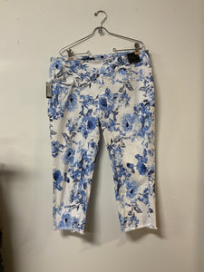 Ethyl (16) wh blu flower capri NWT
