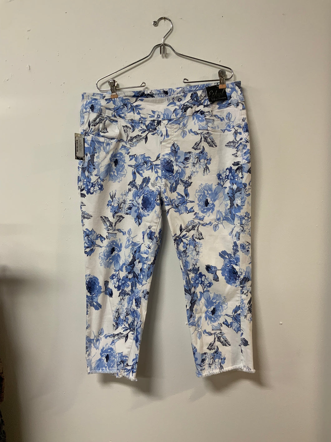 Ethyl (16) wh blu flower capri NWT