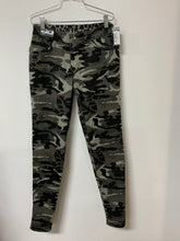 Load image into Gallery viewer, Ethyl (4) leop/Camo rv Jen NWT
