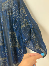 Load image into Gallery viewer, Turquoise (s/m) navy handkerchf
