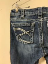 Load image into Gallery viewer, Silver (30) Tuesday boot jean
