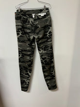 Load image into Gallery viewer, Ethyl (4) leop/Camo rv Jen NWT
