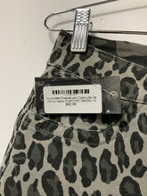 Load image into Gallery viewer, Ethyl (4) leop/Camo rv Jen NWT
