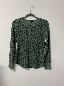 Lucky (M) green Camo btn NWT