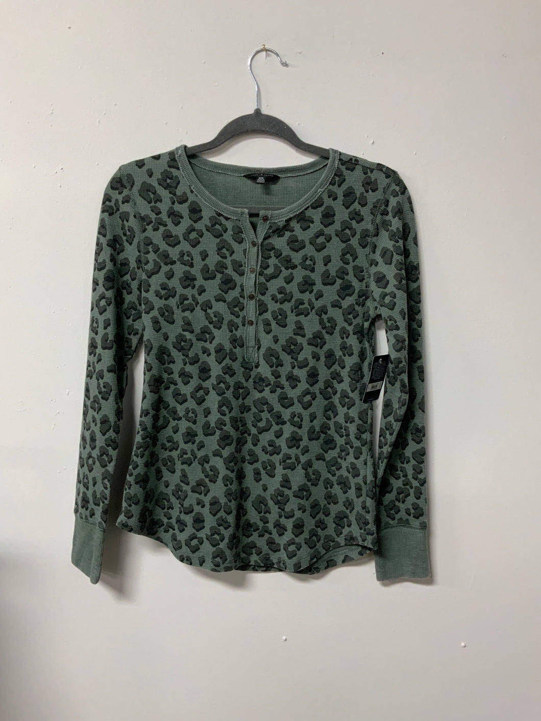Lucky (M) green Camo btn NWT
