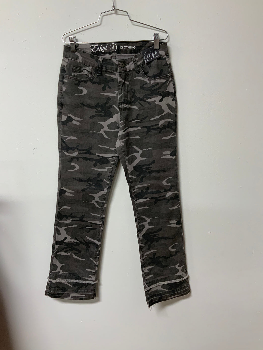 Ethyl (4) camo fray trim jean NWT
